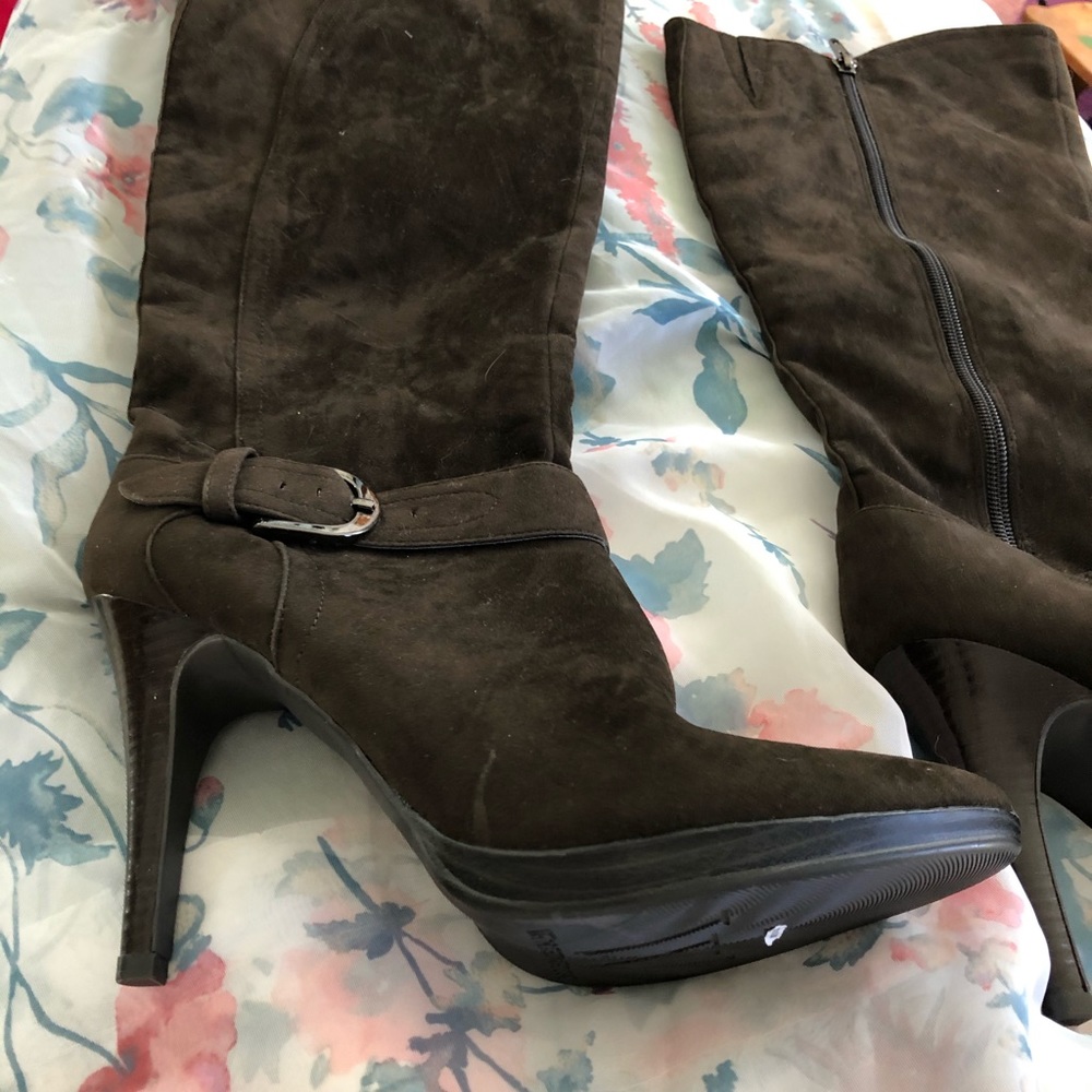 High heel zipper boot.